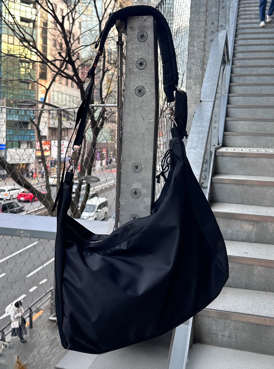 極簡 大容量 可調節 尼龍 斜背 郵差包 / 1色 - WHATEVER