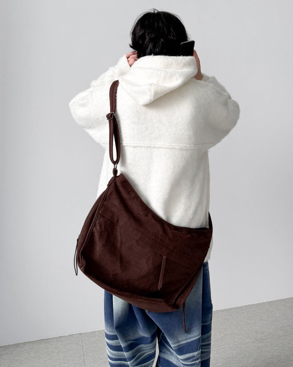 簡約 質感 麂皮 拉鍊 斜背包 / 2色 - WHATEVER