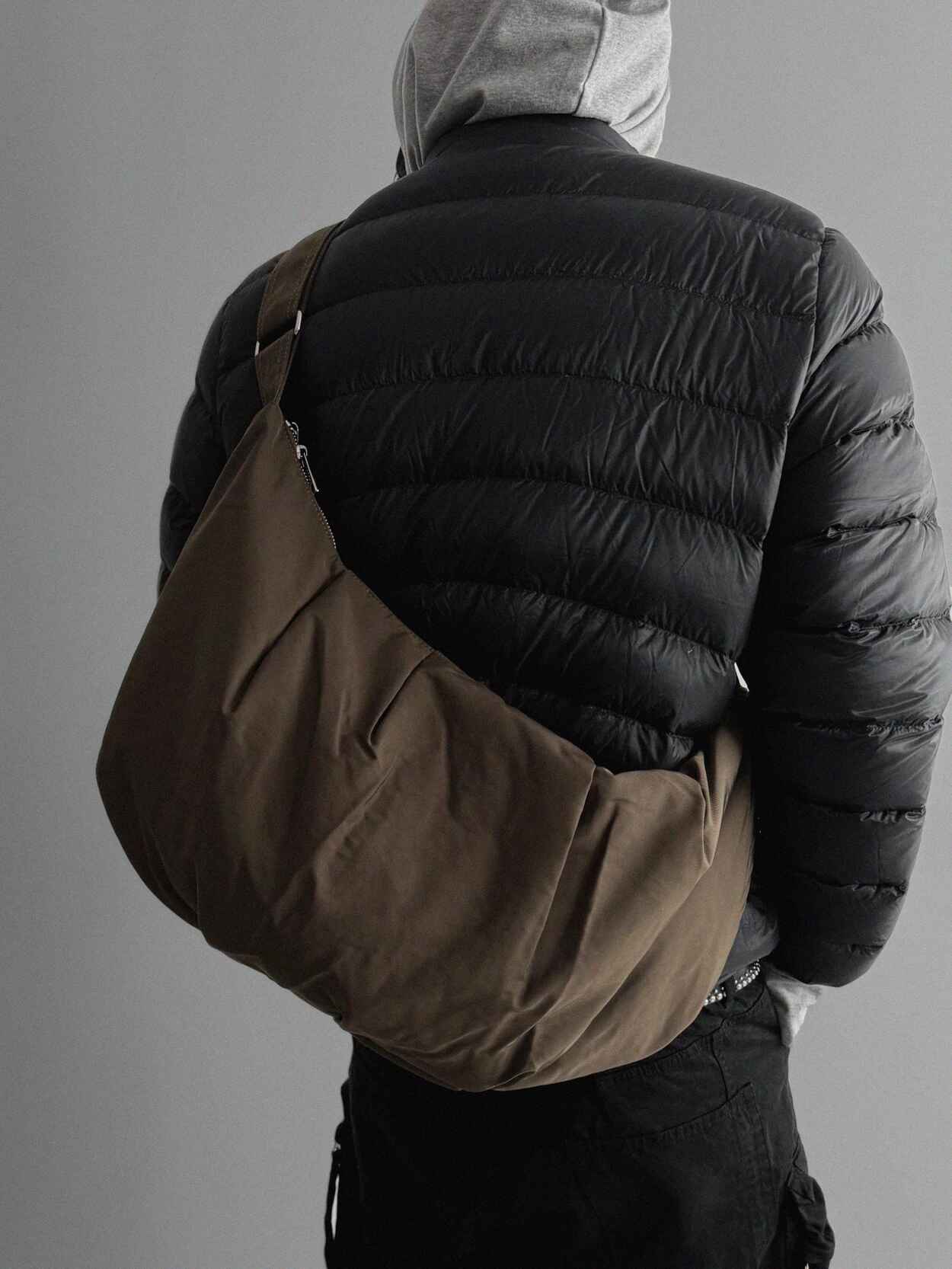 立體褶皺 軟墊 尼龍 單肩 半月流浪包 / 2色 - WHATEVER STUDIO