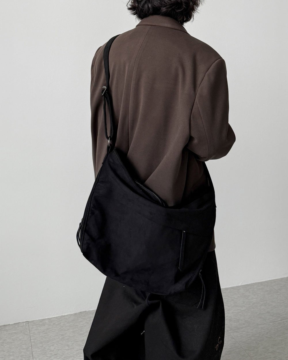 簡約 質感 麂皮 拉鍊 斜背包 / 2色 - WHATEVER