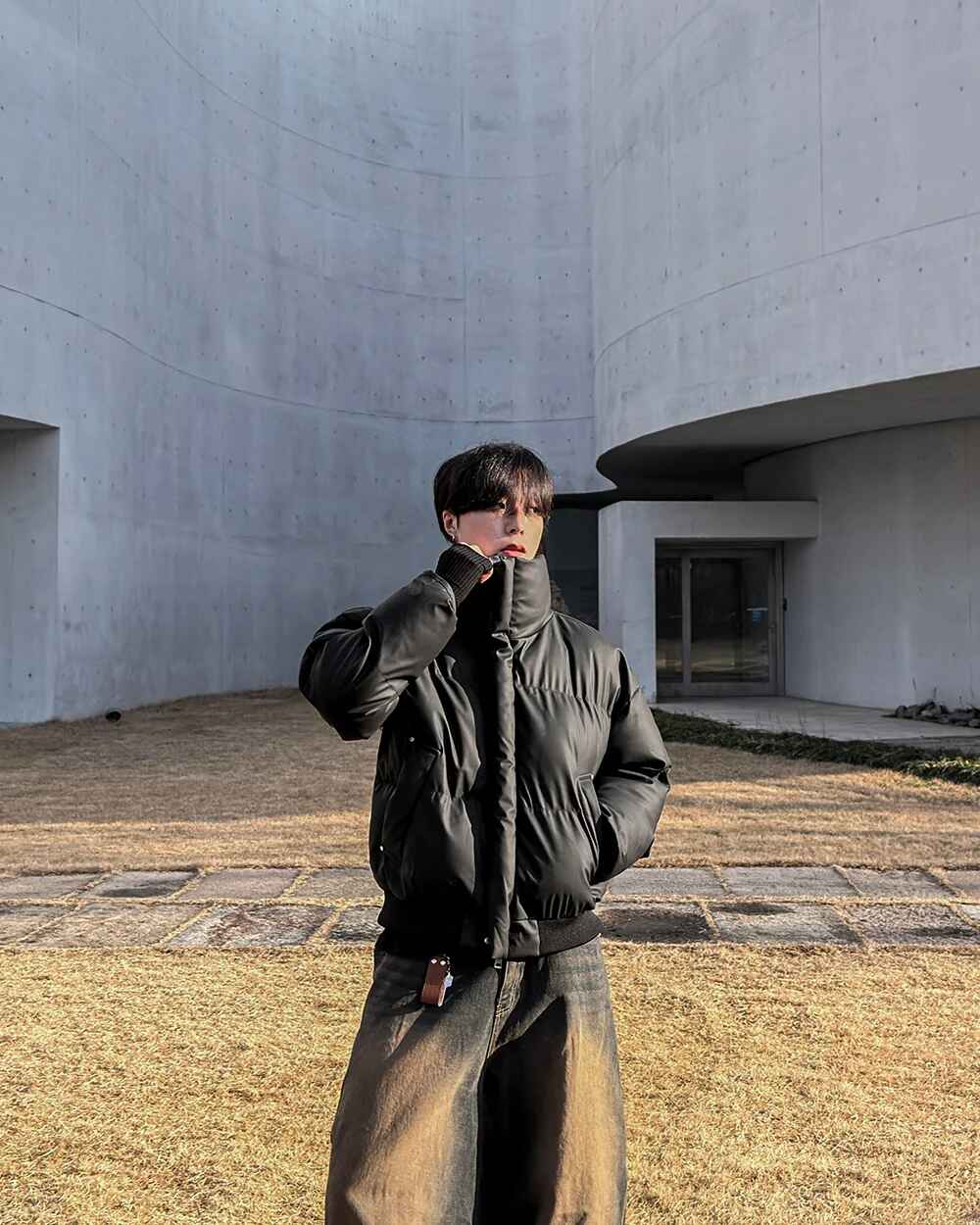 極簡 鉚釘 高領 短版 仿皮 羽絨外套 - WHATEVER